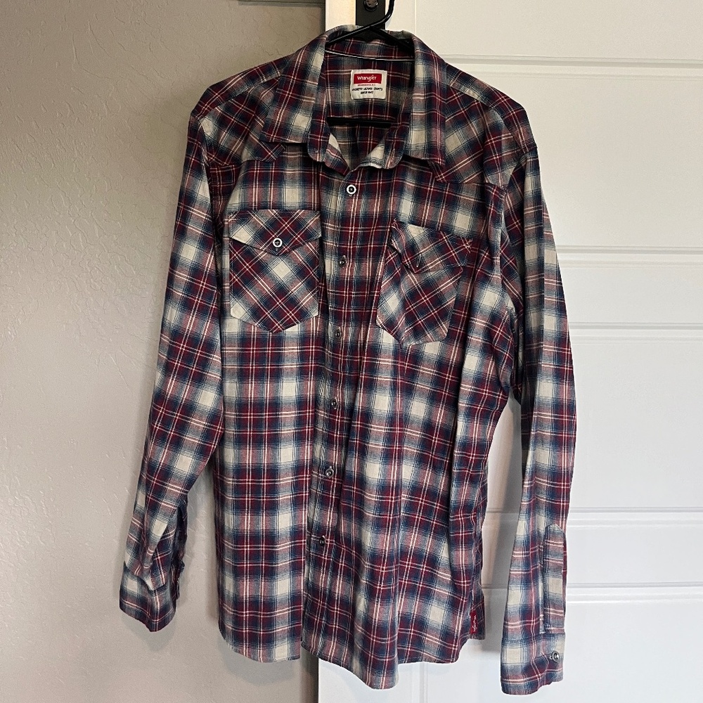 Wrangler | Men's Plaid Long Sleeve Button Down Shirt
